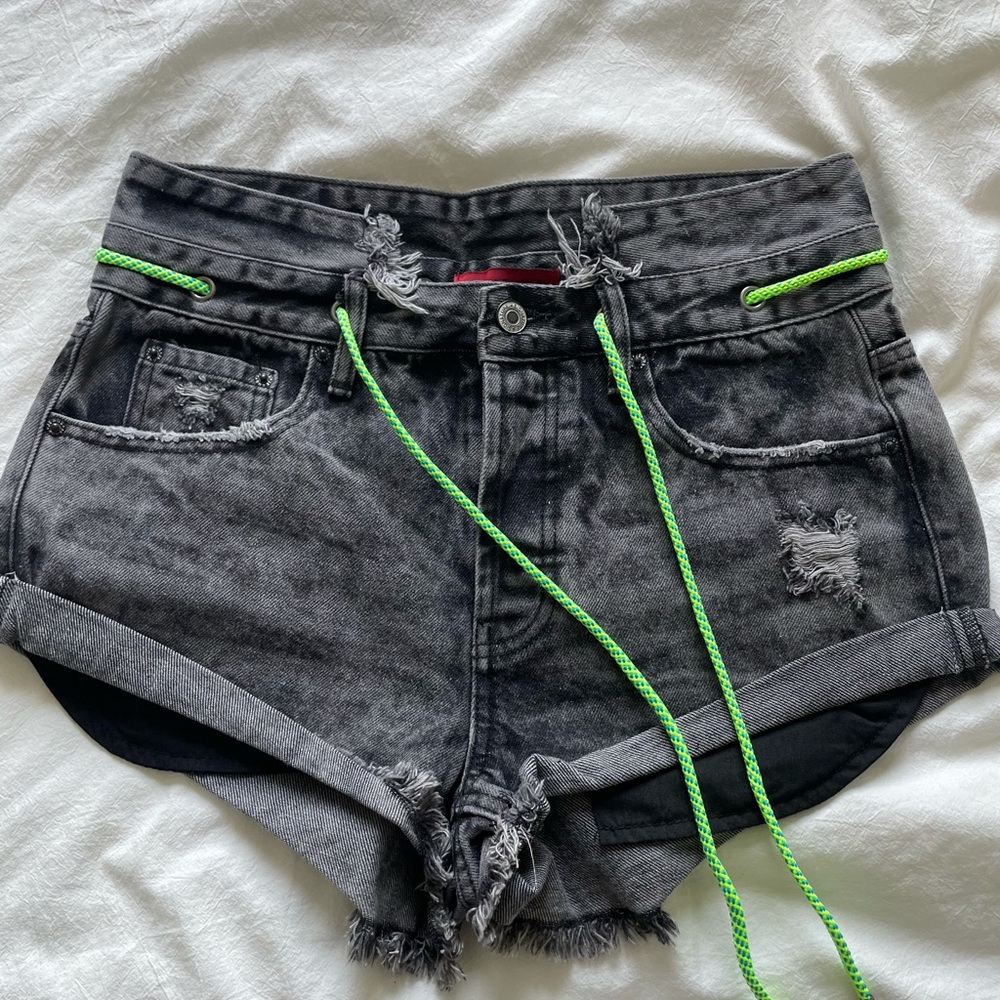 Women’s High Rise Denim Shorts (black/grey)